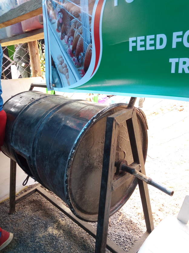 manual chicken feed mixing machine